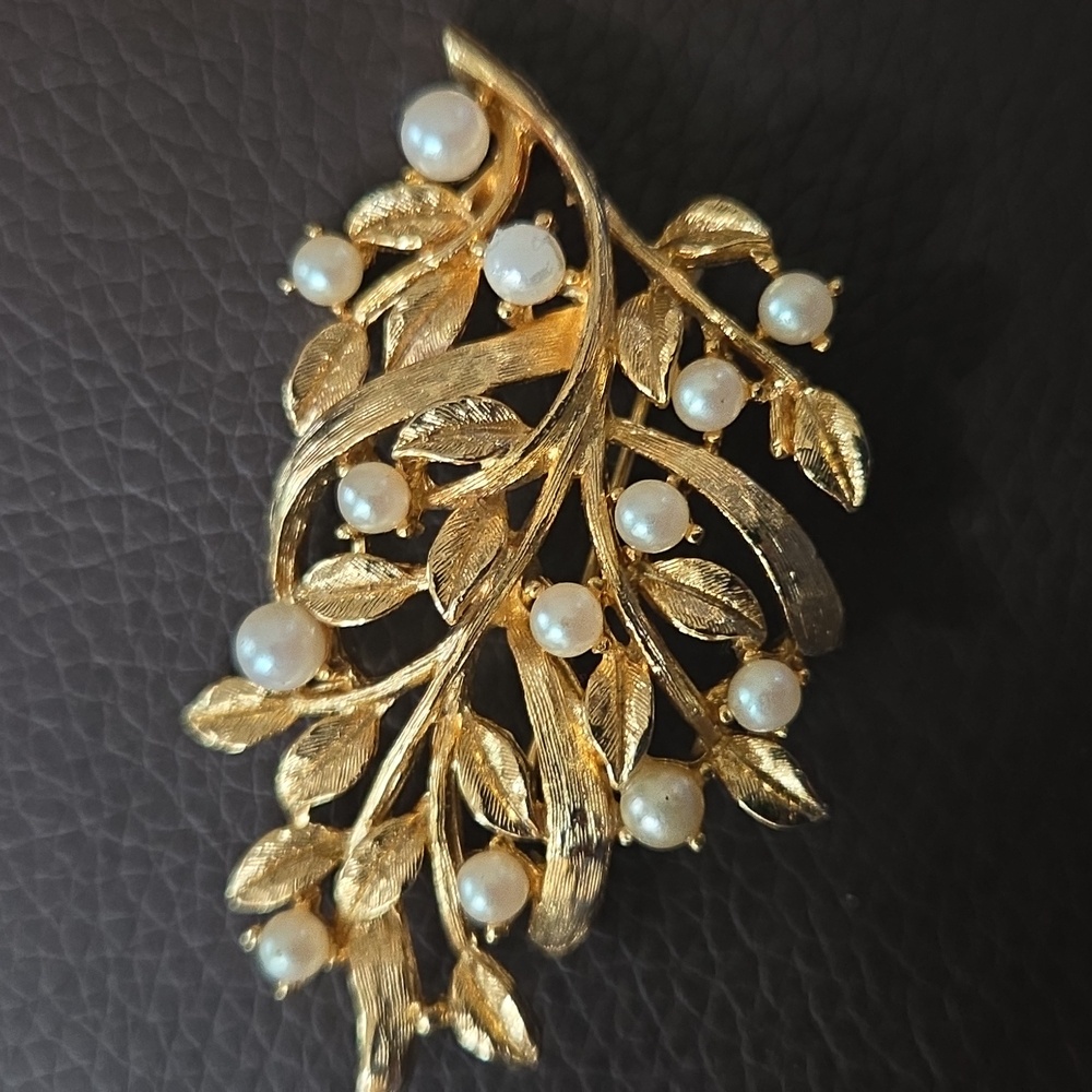 Elegant Golden Leaf & Pearl Brooch/Pin. Vintage. Excellent Cond